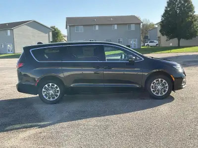 New 2026 Chrysler Pacifica Select Minivan for sale in Grand Island NE